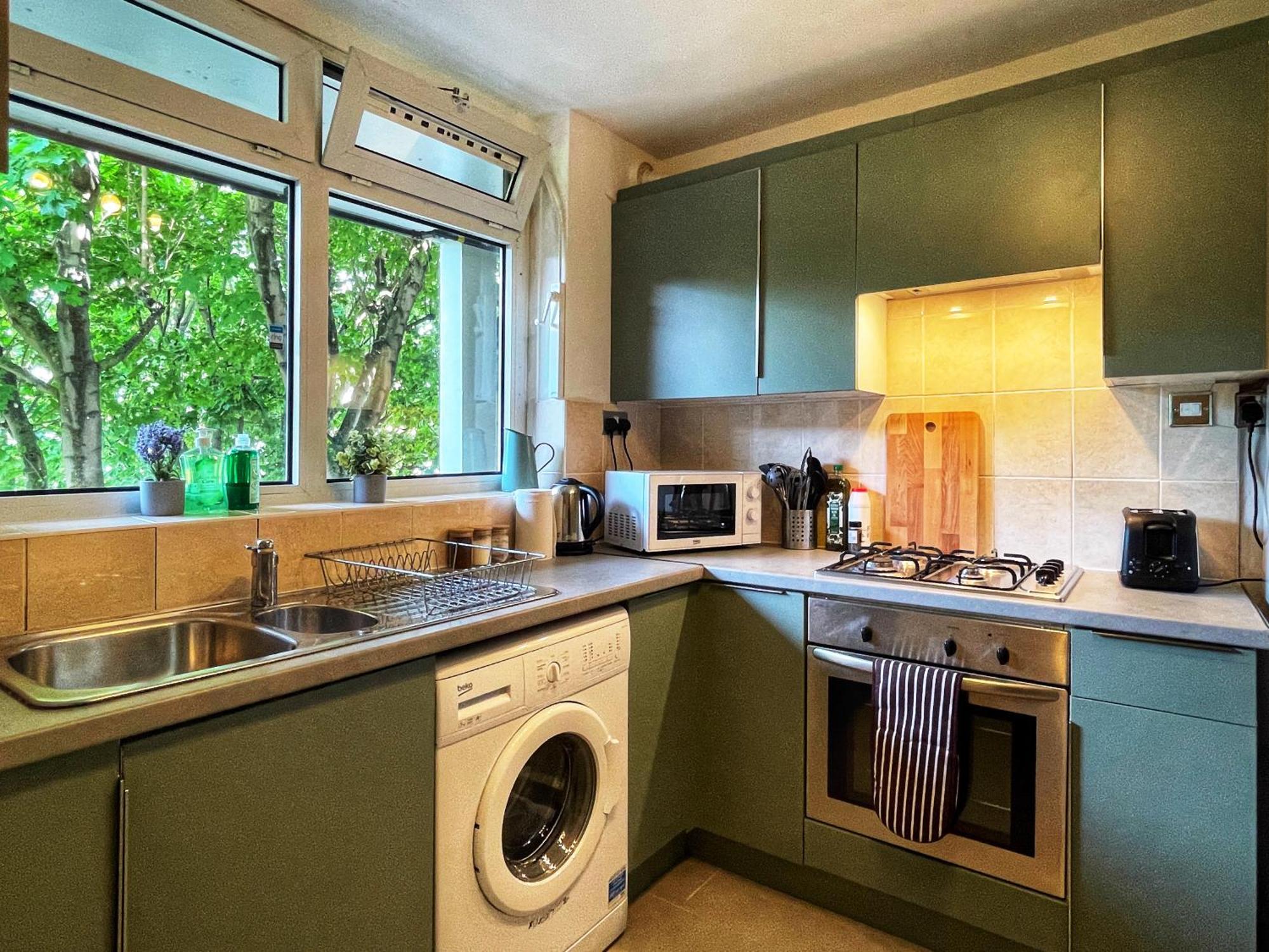 Ethan's Place In Mile End - 2 Double Beds, 1 Bunk Bed, Max 6, Spacious, Ideal For Families Appartement Londen
